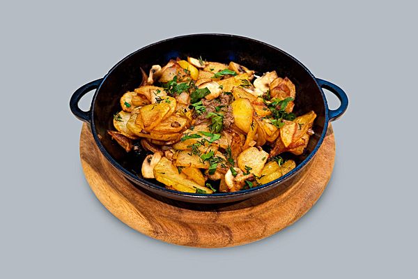 Картофель жареный с грибами и трюфельной пастой