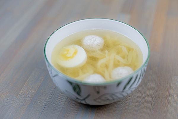 Куриный бульон с фрикадельками и лапшой