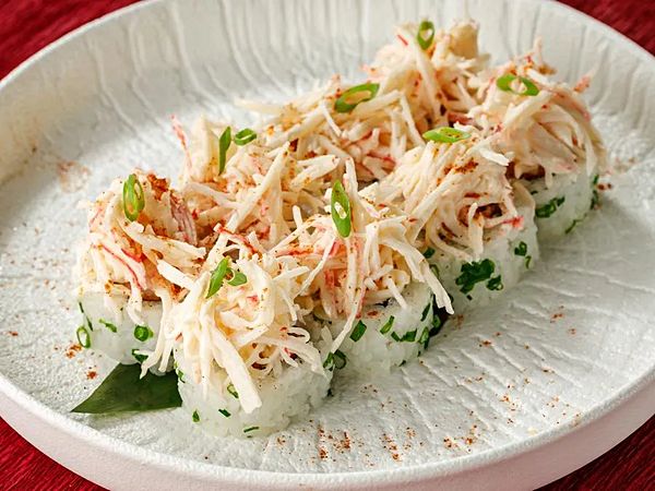 Ролл с креветкой темпура, снежным крабом и кьюпи