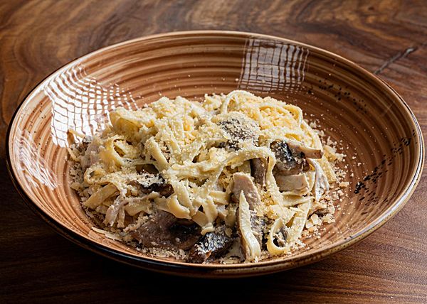 Паста с курицей и грибами