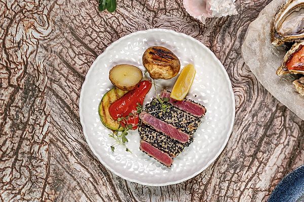 Стейк тунца с овощами