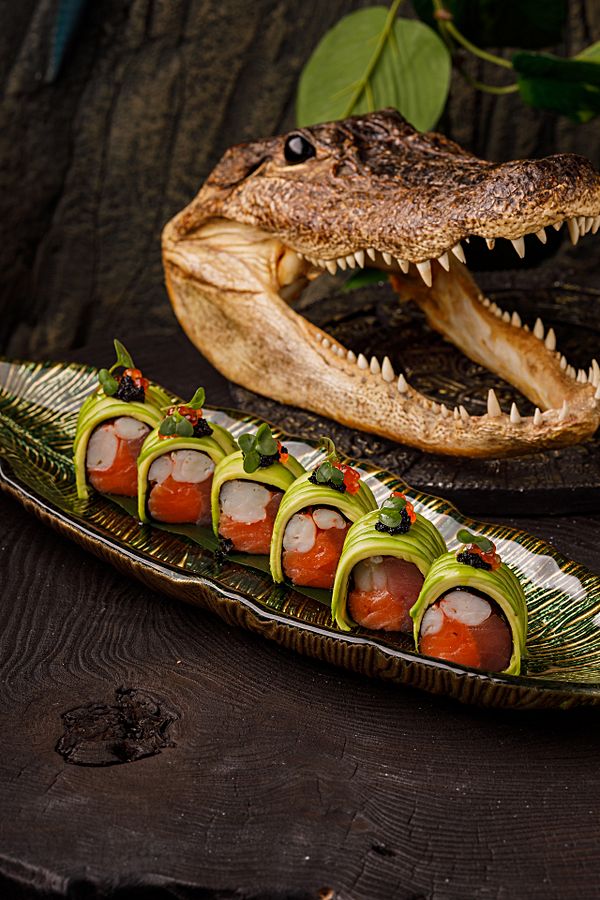 Ролл сашими в авокадо