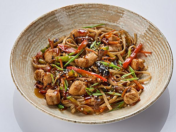 Пшеничная лапша с курицей и грибами