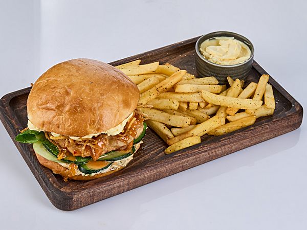 Бургер Чикен с фри и соусом