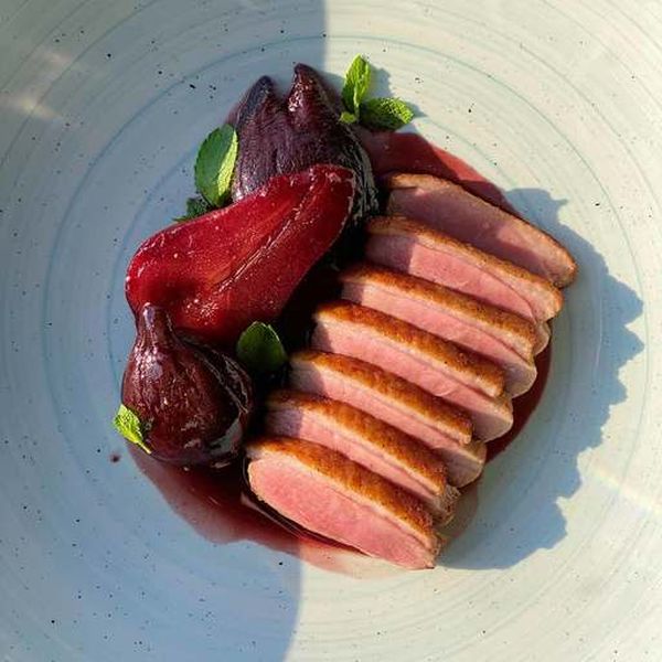 Филе утки с инжиром и грушей под винным соусом