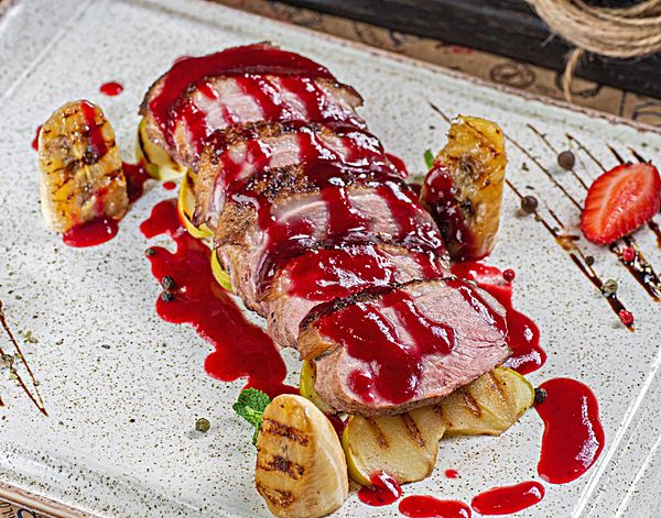 Утиная грудка с фруктами гриль