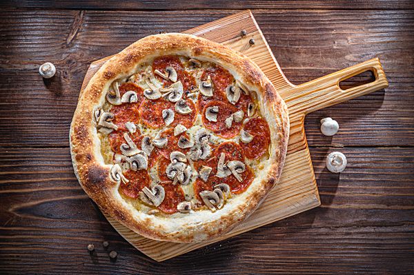 Пицца пепперони с грибами