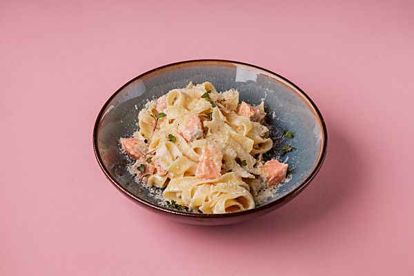 Феттучини с лососем