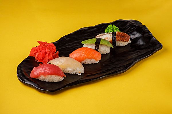 Суши с лососем