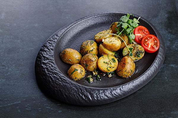 Картофель бейби с чесноком и зеленью