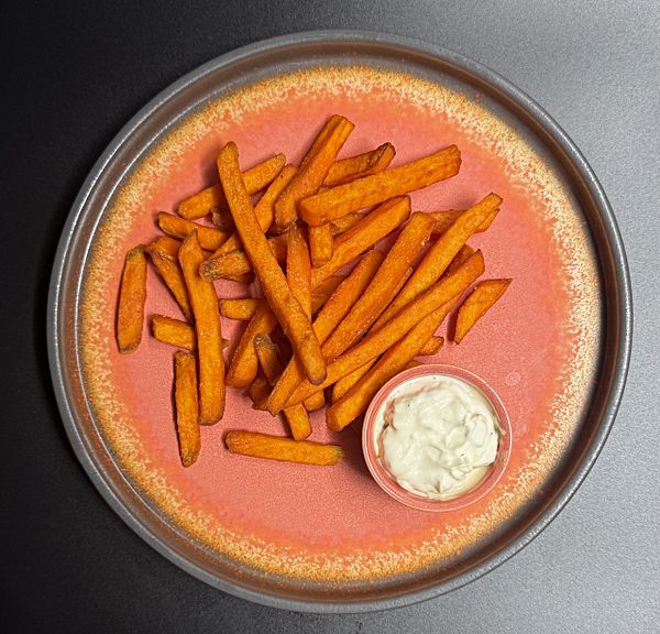 Батат фри с соусом на выбор