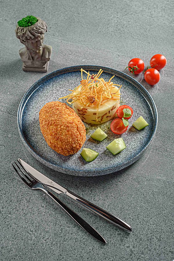 Котлета по-киевски с картофельным пюре и овощами