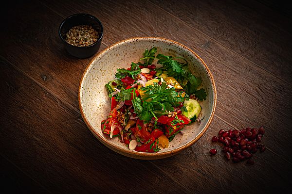 Овощной салат по-грузински с пастой из грецких орехов