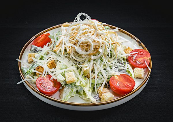 Салат цезарь с сулугуни