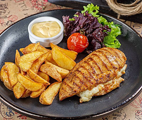 Куриная грудка с моцареллой и грибами