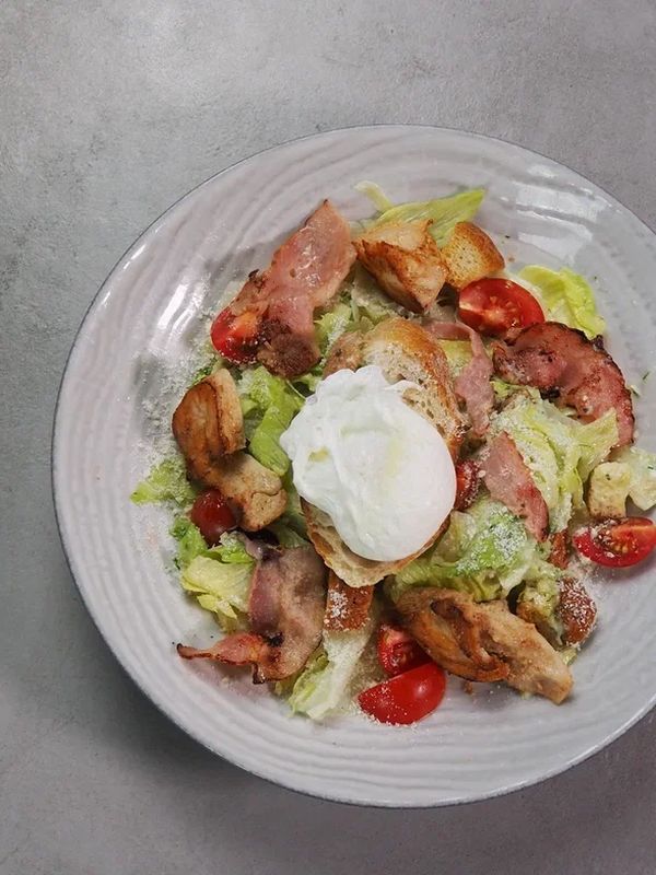 Цезарь с курицей и беĸоном