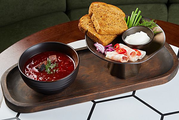 Борщ с говядиной, салом и сметаной