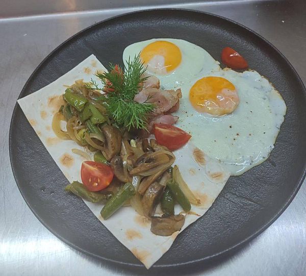 Яичница с беконом, грибами, спаржей