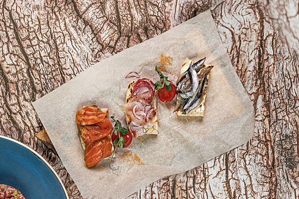 Брускетты лосось, пеленгас, хамса