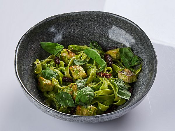 Фетучини с куриным филе в соусе песто