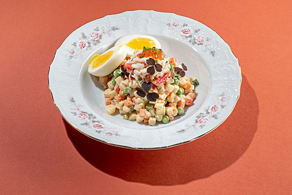 Оливье с камчатским крабом и красной икрой