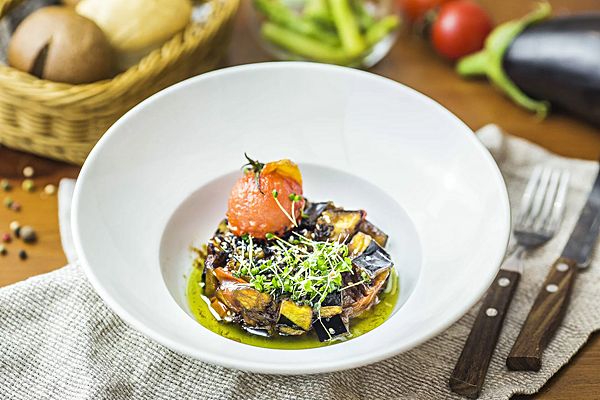 Теплый салат с баклажанами в хрустящей корочке