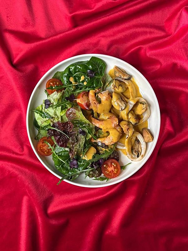 Салат теплый с морепродуктами