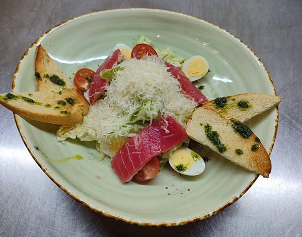 Салат Цезарь с тунцом