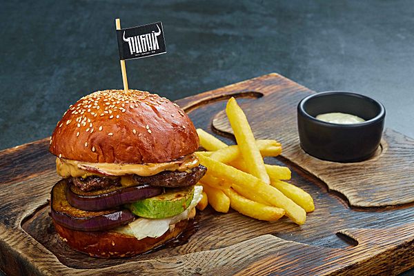 Бургер с овощами гриль