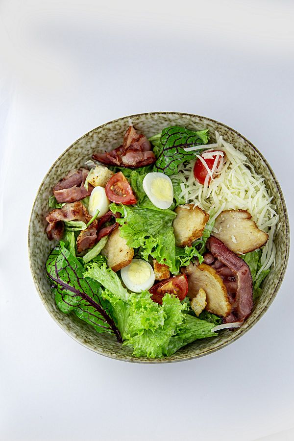 Цезарь с курицей и беконом