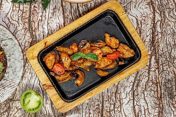 Сковородка с курицей и овощами