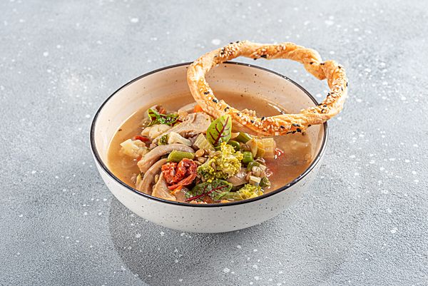 Минестроне с вешанкой и зелёной чечевицей
