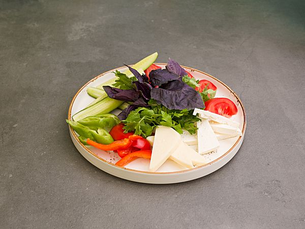 Овощная нарезка с сыром