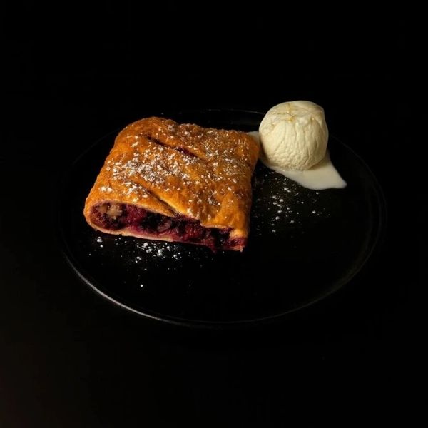 Штрудель ягодный со взбитыми сливками