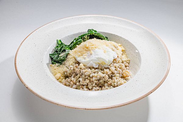 Зеленая гречка с пармезаном, шпинатом и яйцом пашот