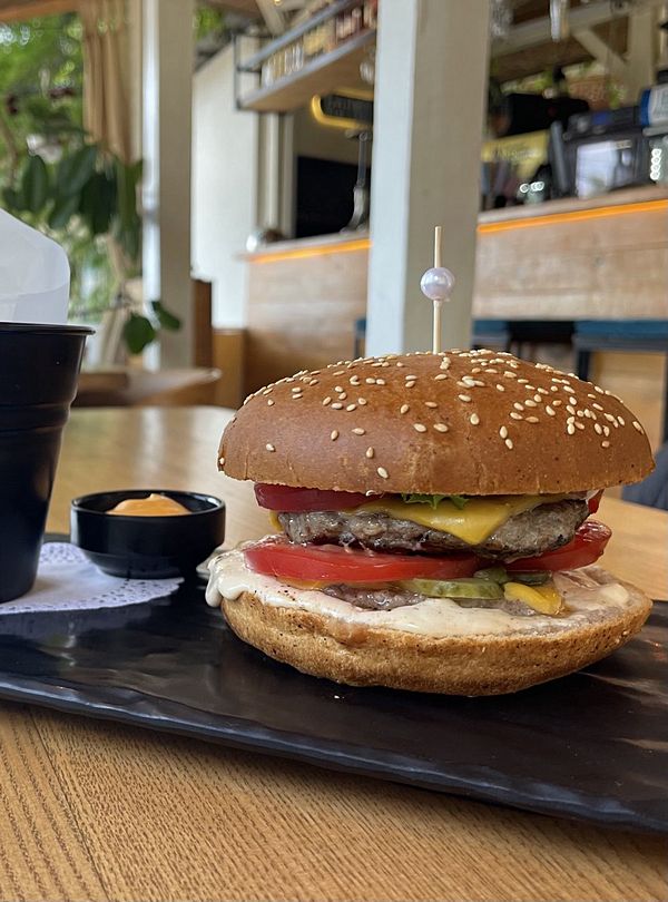 Крымбургер от шеф-повара с двойной крафтовой котлетой из баранины с чипсами из лаваша