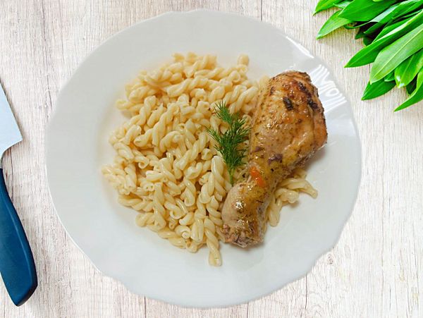 Куриная голень запечённая с макаронами
