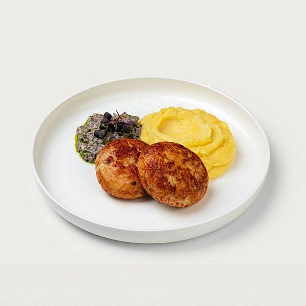 Куриные котлеты с картофельным пюре с грибным соусом