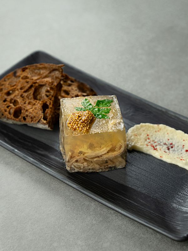 Холодец из трех видов птицы с чиабаттой, хреном и зернистой горчицей