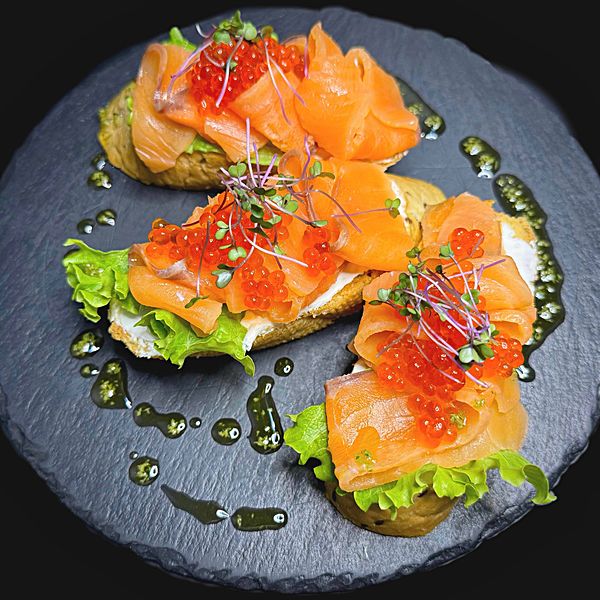 Брускетта с лососем