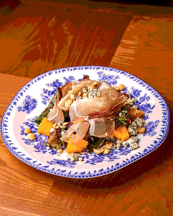 Салат с прошутто, грушей и страчателлой