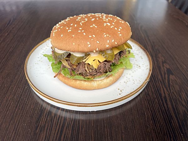 Бургер с рваной говядиной