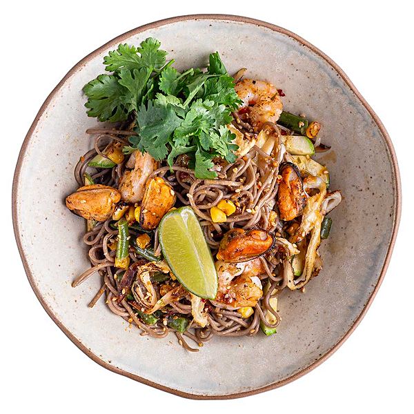 Соба с морепродуктами в кисло-сладком соусе