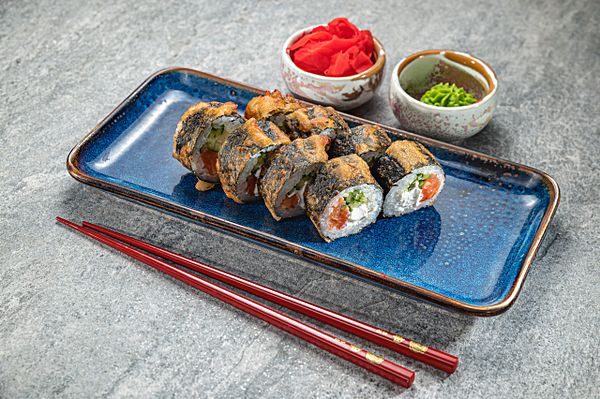 Горячий ролл с лососем