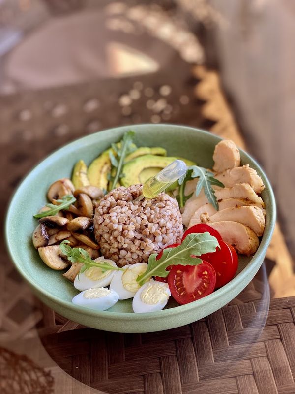 Боул с куриной грудкой и гречкой