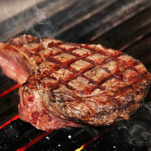 Стейк из мраморной говядины на ребре