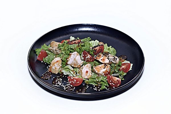 Салат с нежной куриной грудкой по-тайски
