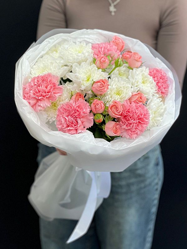 Нежный букет с хризантемами и диантусами