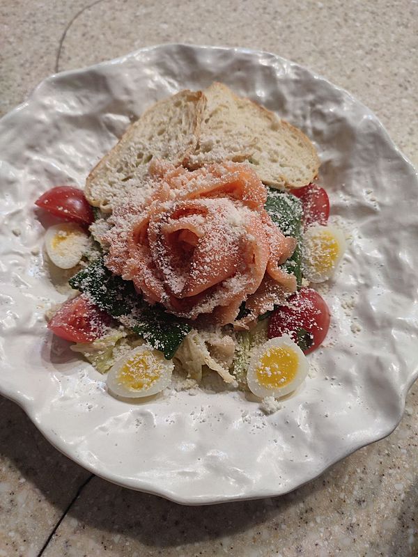 Новомодный салат Цезаря Кардини с лососем слабой соли