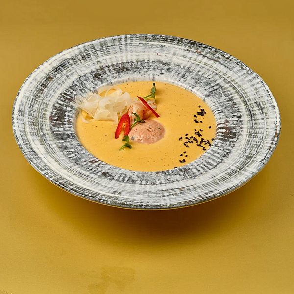 Креветочный суп с томатным мороженым